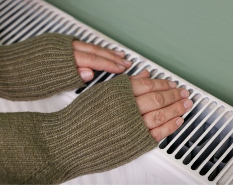 Czym dogrzewać dom podczas mrozów? Skuteczne metody, przydatne cały rok