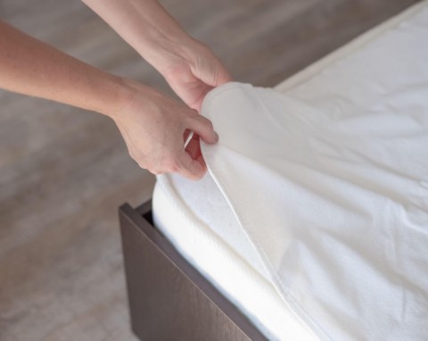 Czyszczenie i odświeżanie materaca bez chemicznego prania. W prosty sposób pozbędziesz się plam i roztoczy