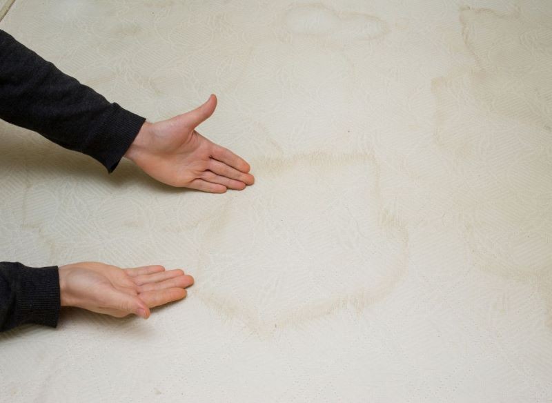 Głównym powodem powstawania żółtych plam na materacu są ludzkie wydzieliny.