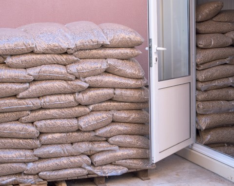 Kiedy pellet jest najtańszy? Zbliża się okres, gdy warto zrobić zapasy na zimę