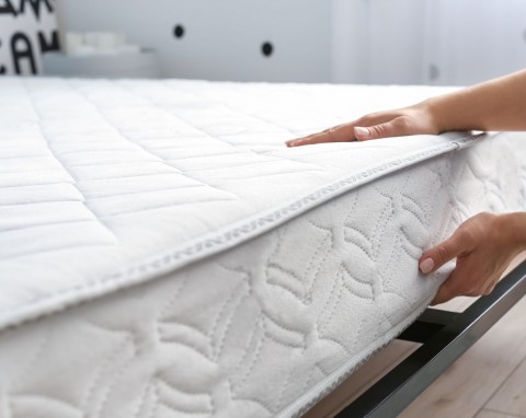 Czyszczenie i odświeżanie materaca bez fachowca. W prosty sposób pozbędziesz się plam i roztoczy