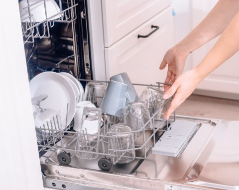 Szkło lśniące jak w restauracji. Domowy sposób na czyszczenie bez zacieków i mlecznego osadu