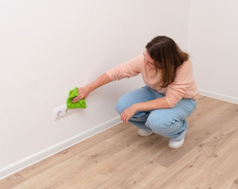 Najlepsze domowe patenty na brudne i tłuste ściany. Nie musisz malować, będą jak nowe