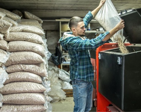Ceny pelletu w listopadzie zaskakują. Duże różnice w województwach, gdzie można kupić najtaniej?