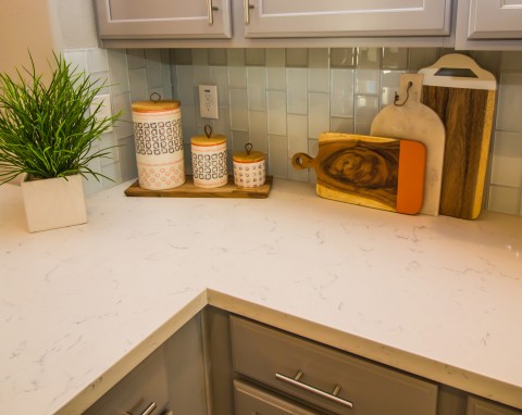 Konglomerat, a może spiek kwarcowy? Co lepiej wybrać na blat w kuchni?