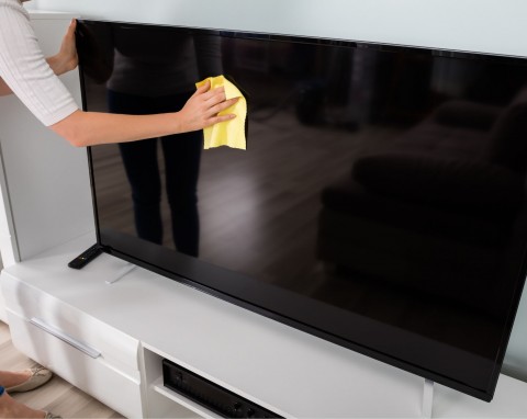 Nigdy nie używaj tego środka do czyszczenia ekranu telewizora. Fachowiec od RTV podaje najlepszy sposób