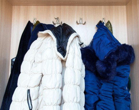 Jak usunąć zapach potu z kurtek i płaszczy. Domowy trik sprawi, że będą czyste i pachnące