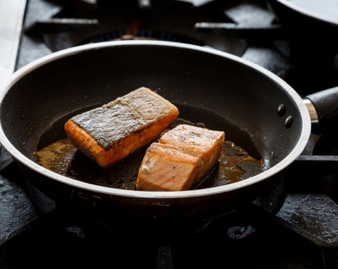 Jak usunąć zapach ryby z kuchni, piekarnika i desek do krojenia?