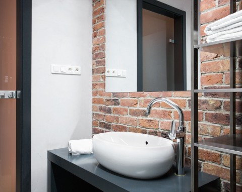 Okiem eksperta: Jak optycznie powiększyć przestrzeń w małej łazience?