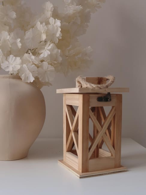 Drobne elementy dekoracyjne, jak półki, ramki czy latarnia, stworzą efekt przytulności /materiały promocyjne