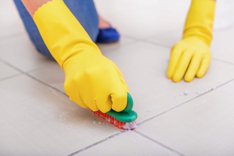 Im dłużej zwlekamy z czyszczeniem fug, tym trudniej jest je domyć.