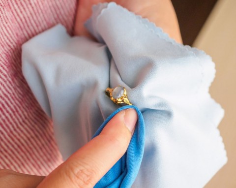 Jak wyczyścić złotą biżuterię? Domowe sposoby, które przywracają jej dawny blask