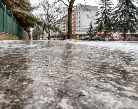 Wysyp na chodnik, schody lub podjazd. Działa równie dobrze jak piasek i sól, ale nie niszczy
