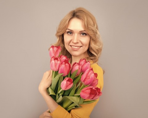 Jakie kwiaty kupić na Dzień Kobiet? Nie tylko popularne kwiaty cięte, doniczkowe też zachwycą