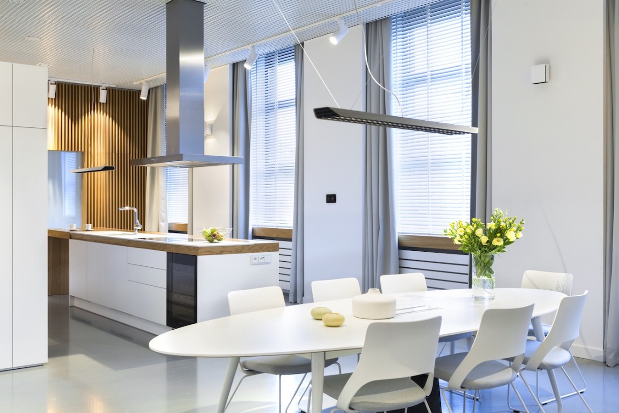 Kuchnia, Inteligentna kuchnia - Warto odwiedzić ABB Living Space Experience przy ul. Duchnickiej 3, by naocznie przekonać się jak funkcjonalności inteligentnej kuchni mogą pomóc nam na co dzień. Ale także, by zobaczyć najwyższy kunszt wykonania zabudowy marki ZAJC. Może zainspiruje to nas do wprowadzenia zmian w naszym domu. 

fot. maeriał prasowy