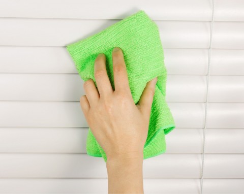 90 procent osób zapomina o czyszczeniu karniszy i żaluzji. Dwa proste patenty, by długo były bez kurzu