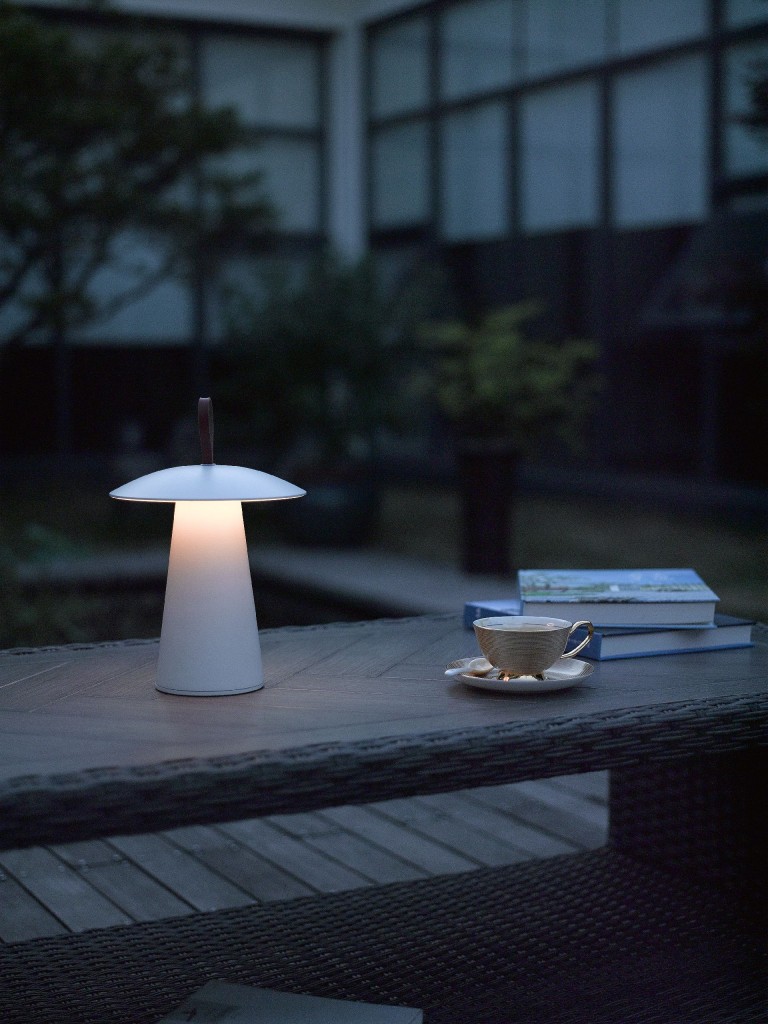 Balkon, Wybieramy oświetlenie do ogrodu i na balkon - Do wyboru, do koloru
Minęły na szczęście czasy, kiedy proste białe światła podłączone do kontaktu były jedyną opcją na rynku. W ofercie Ardant.pl znaleźć można sporo modeli, zarówno bardzo minimalistycznych, jak i stylizowanych na vintage. Lamp, które nie wymagają wcześniejszej instalacji elektrycznej; solarnych, jak i tych z ładowaniem za pomocą USB, a także reflektorów do oświetlenia dużych drzew, akcentujących dekorację trawnika i stylizujących miejsca, w których wypoczywamy.