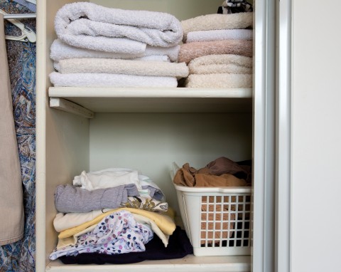 Włóż do szafy. Pozbędziesz się stęchłego zapachu z ubrań niemal od ręki