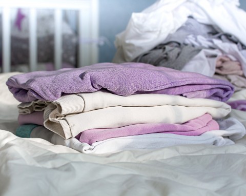Jak wyprasować ubrania bez żelazka? Hitowy trik na pogniecione ubrania