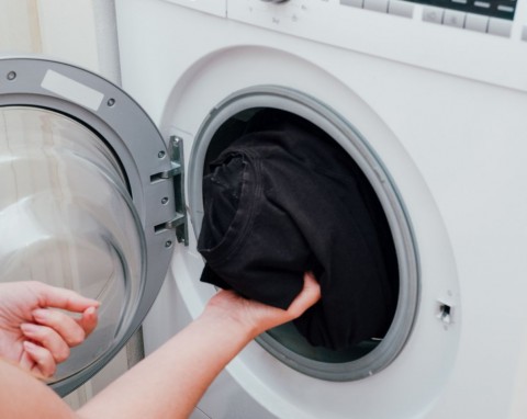 Wystarczy wrzucić kilka do każdego prania. Tania metoda na zatrzymanie koloru na ubraniach