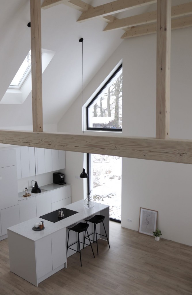 Domy i mieszkania, Skandynawski minimalizm Lucie - Styl skandynawski znalazł swoje miejsce w nowym, samodzielnie zbudowanym domu Hovorków. Projektem wnętrza zajęła się sama właścicielka domu, dla której wprowadzenie motywu skandynawskiego było wręcz naturalnym wyborem: „Inspirację czerpałam z sieci społecznościowych i Pinteresta. Mam również kilka ulubionych sklepów wnętrzarskich, w których często inspirują mnie różne elementy wyposażenia. Nie bez znaczenia są dla mnie również trendy i moda. Styl skandynawski tak bardzo mnie oczarował, że postanowiłam przebudować nasz pierwszy dom. W przypadku drugiego nie miałam wątpliwości, na jaki motyw się zdecydować.”