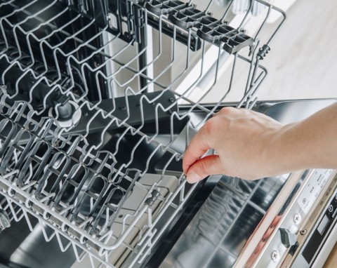 Włóż do pojemnika na sztućce i uruchom program. Zmywarka będzie czysta i pachnąca