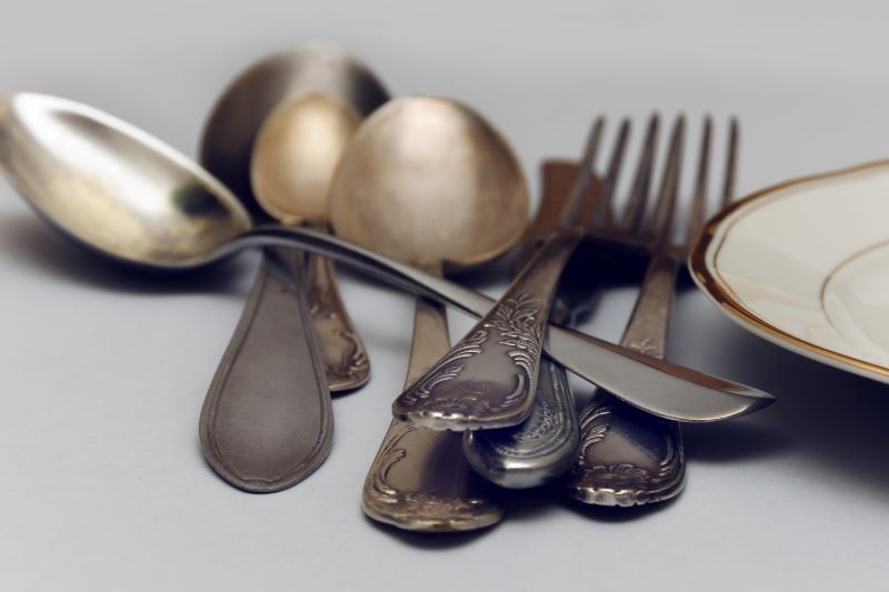 Popiół pomoże w czyszczeniu zaśniedziałych sztućców.