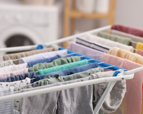 Japońska metoda na suszenie ubrań. Zimą szybciej schną, a w domu nie gromadzi się wilgoć