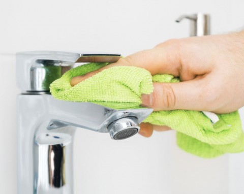 Zrób domową miksturę i wyczyść kran z osadu i kamienia. Będzie lśnił jak z fabryki