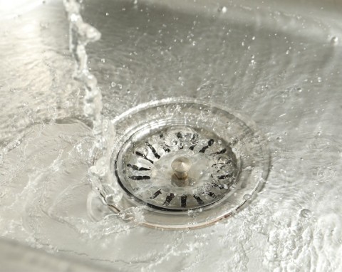 Żaden ocet i soda. Wlej pół szklanki, chwilę odczekaj, odpływ sam się oczyści