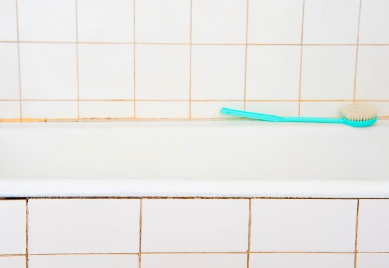 W łazience jest ciepło i wilgotno, co sprzyja rozwojowi pleśni na fugach.