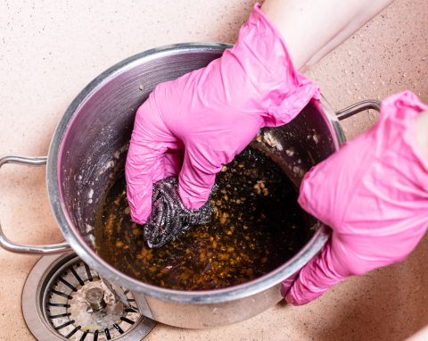 Domowe sposoby na czyszczenie przypalonych garnków. Połączenia tych dwóch składników unikaj