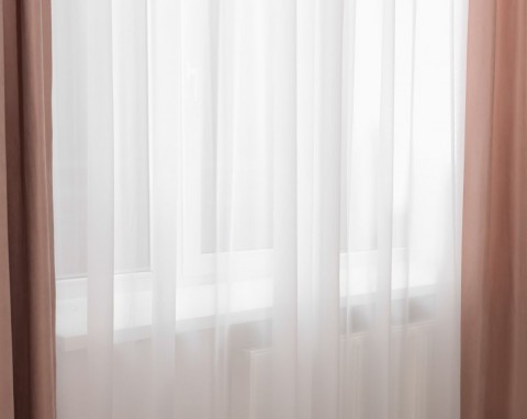 Mało znana metoda na przywracania firankom bieli. Na święta będą świeżutkie i lśniące