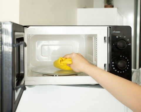 Czysta mikrofalówka i to bez grama chemii. Sprawdzony i bezpieczny sposób na czyszczenie