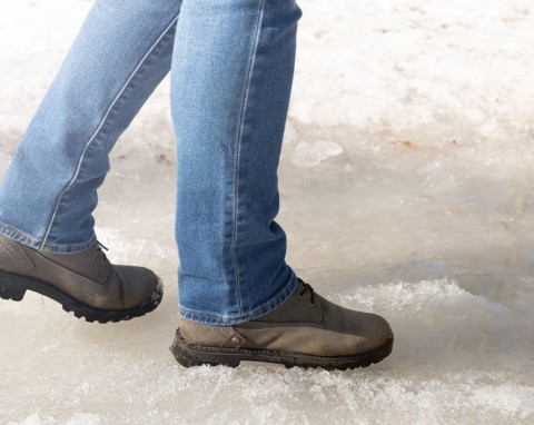 Buty nie będą się ślizgały na oblodzonym chodniku. Możesz je zabezpieczyć bez pomocy szewca