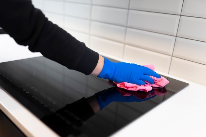 jak usunąć rysy na płycie indukcyjnej