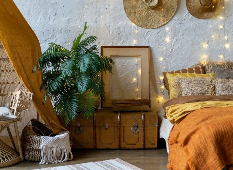 W sypialni stylu boho mogą stać kosze i skrzynie.