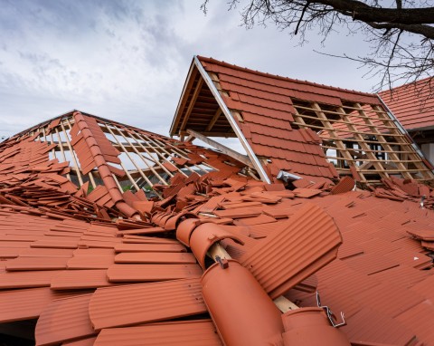 Dach odporny na wichury i trąby powietrzne. Jak zabezpieczyć dach?
