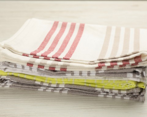 Dobra metoda na usuwanie starych plam ze ścierek kuchennych. Po jednym praniu wyglądają jak nowe