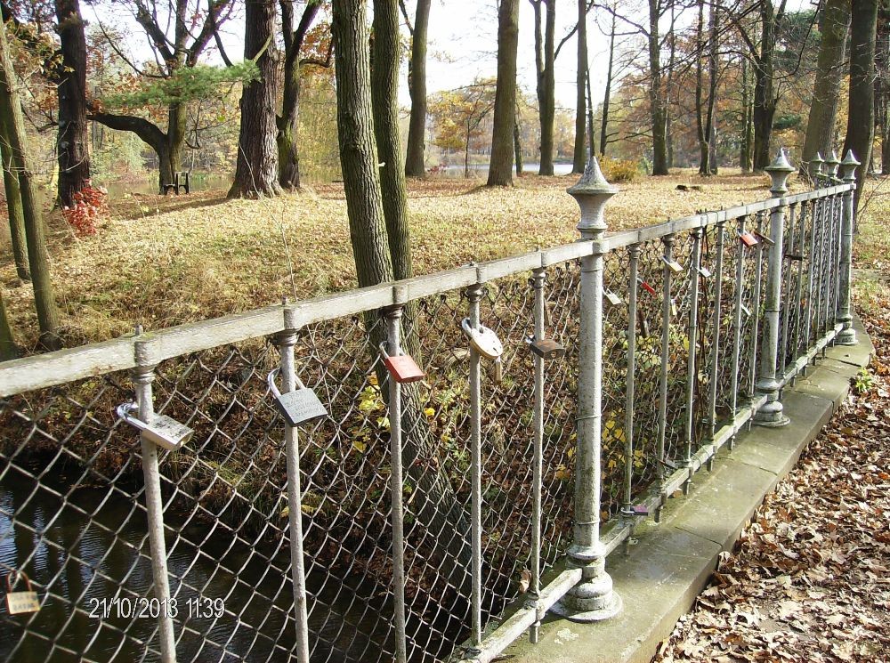 Pozostałe, PARK w ŚWIERKLAŃCU - Niektórzy pamiątki tutaj zostawili, w ten sposób obecność swoją uwiecznili.