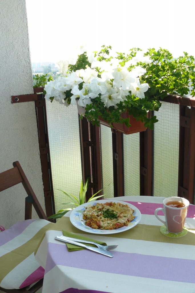 Pozostałe, Balkon raz jeszcze - słońce ciekawie zagląda do talerza....