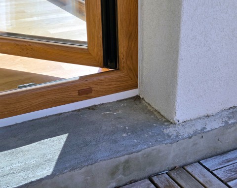 Mysz nie schowa się na zimę w twoim domu. Wystarczy zostawić przed drzwiami wejściowymi i balkonowymi