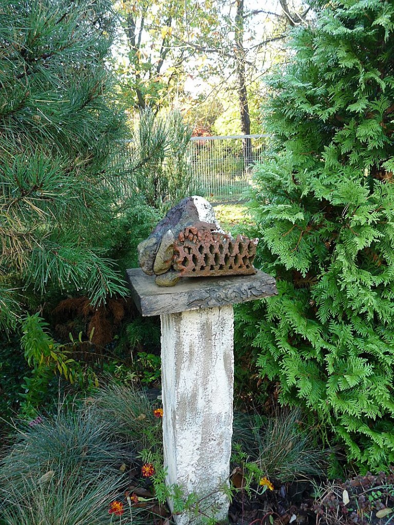 Pozostałe, Jesienny ogród - pomnik cegły -inwalidki