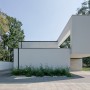 Domy i mieszkania, Pracownia REFORM Architekt z międzynarodową nagrodą - Inicjatorem międzynarodowego konkursu ICONIC AWARDS jest German Design Council. To jedna z najważniejszych na świecie instytucji działających w zakresie ekspertyzy designu i architektury. Nagrody przyznawane są wizjonerskim budynkom, innowacyjnym produktom we wszystkich gałęziach architektury, konstrukcji  oraz nieruchomości. Oficjalna ceremonia rozdania nagród odbędzie się 5 października br. w Muzeum Sztuki Współczesnej Pinakothek w Monachium.
RE: LONG HOUSE to realizacja architekta Marcina Tomaszewskiego, doceniona przez międzynarodowe jury w konkursie ICONIC AWARDS 2020: Innovative Architecture - Selection, w kategorii ARCHITETURE.

Materiał prasowy