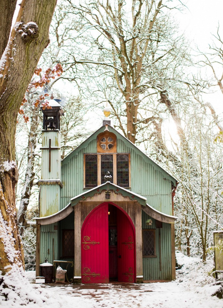 Domy i mieszkania, Nocleg w dawnej kaplicy - Walcot Hall Estate w Shropshire to piękna posiadłość o powierzchni 30 akrów z kilkoma różnymi obiektami do wynajęcia. Jednym z nich jest odnowiona kaplica, w której znajdzie się miejsce dla czterech osób. Osiedle jest przyjazne dla psów i dysponuje pubem.

źródło: Mediadrumimages/HostUnusual/Media Drum/East News