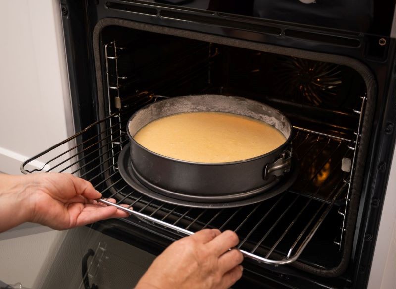 Warto sprawdzić, czy nadal opłaca się robić domowe wypieki we własnym piekarniku.