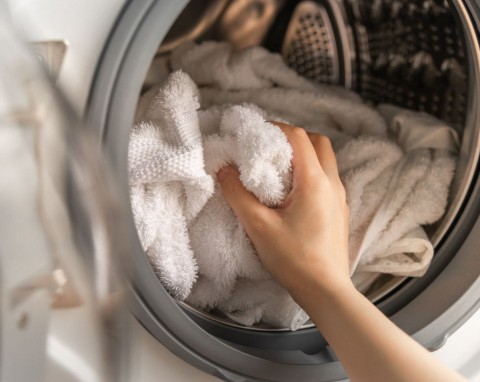 Nie ocet i nie soda oczyszczona. Dolej łyżkę do prania, a ręczniki będą miękkie jak obłoki