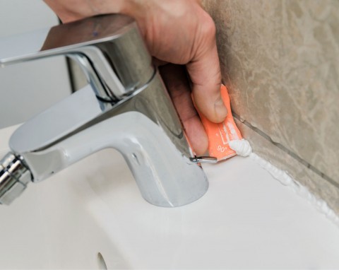 Jak usunąć silikon z płytek? Domowe triki, dzięki którym go rozpuścisz w kilka minut