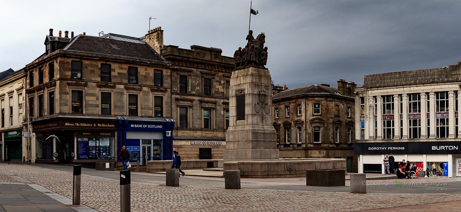 Pozostałe, go to Scotland... - Paisley- jest piątym co do wielkości miastem w Szkocji. Paisley jest miastem uniwersyteckim W mieście znajduje się największy na świecie kościół baptystów – Coats Memorial Church Przemysł włókienniczy, maszynowy, spożywczy, metalowy, chemiczny oraz drzewny.