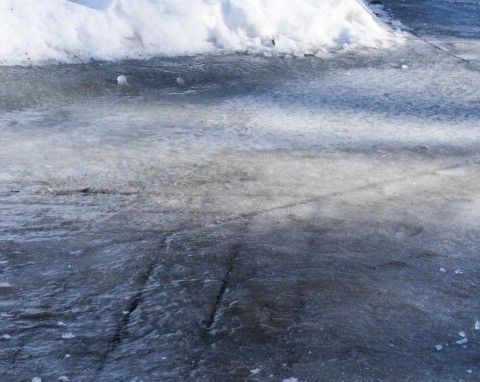 Posyp chodnik i kostkę brukową. Działa lepiej niż sól, lód szybko topnieje